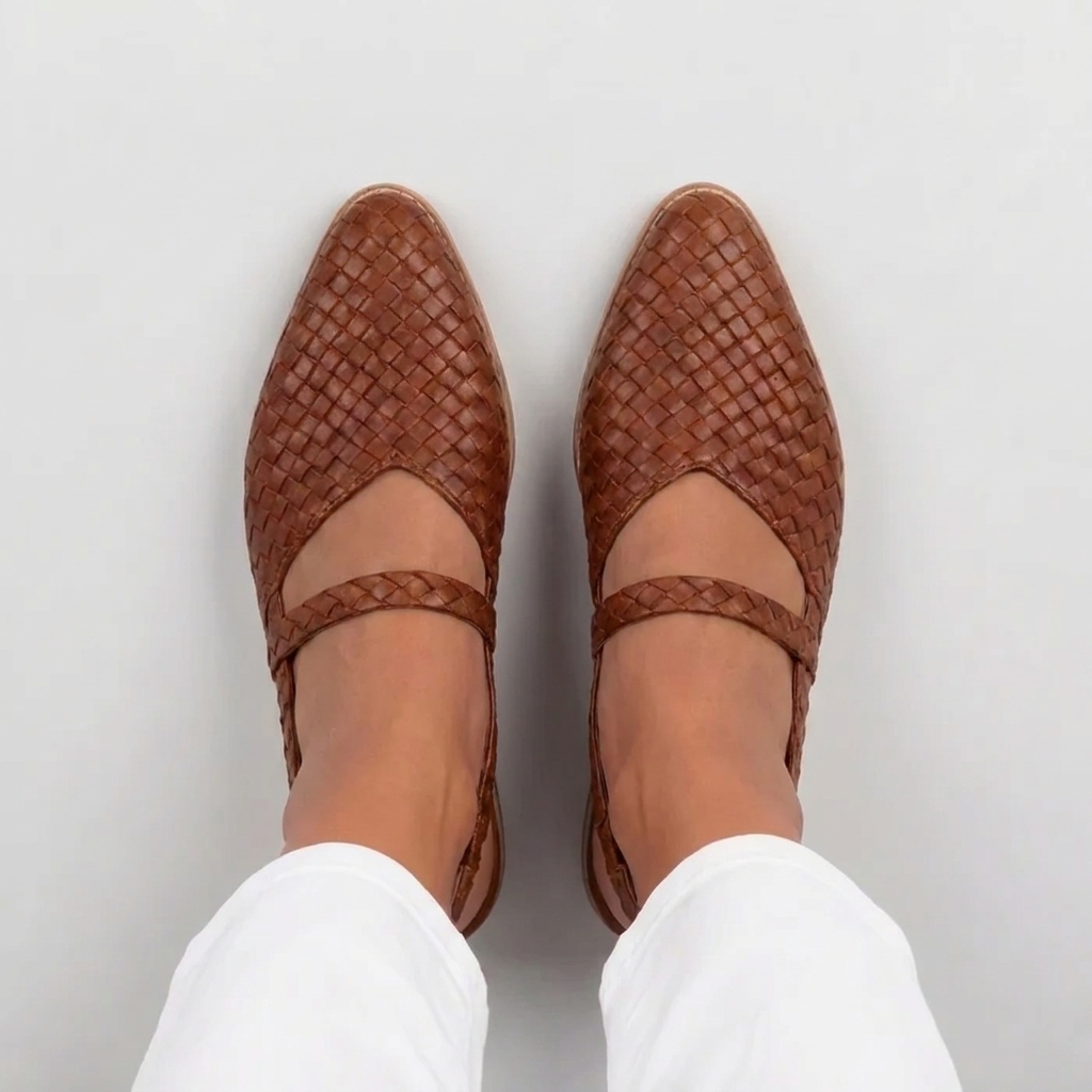 Vista dall'alto delle slingback marroni intrecciate con punta affusolata e fascetta sul piede