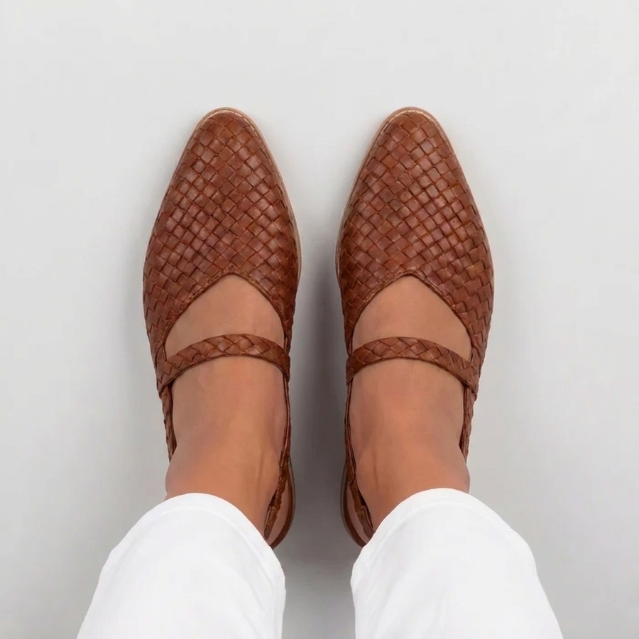 Vista dall'alto delle slingback marroni intrecciate con punta affusolata e fascetta sul piede