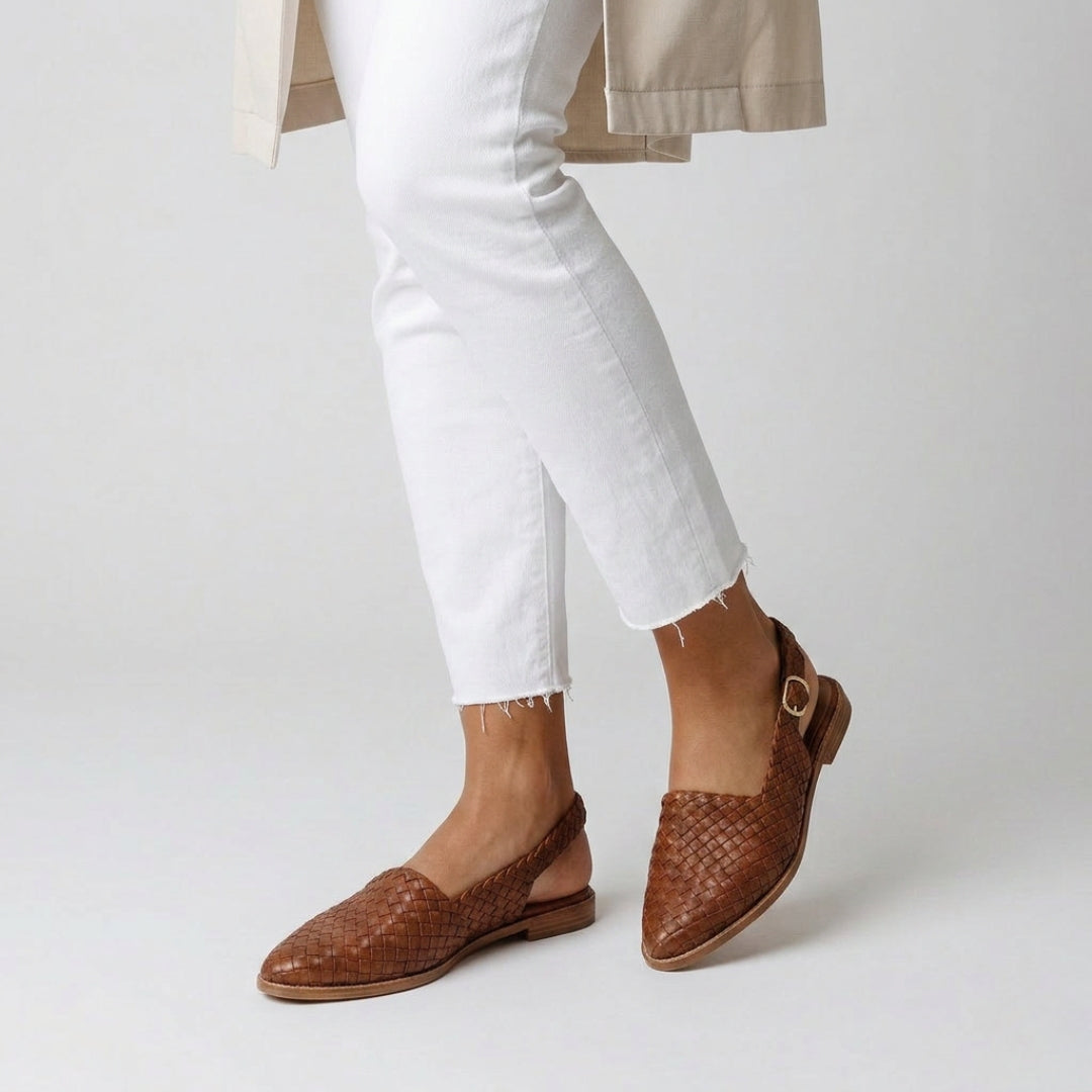 Slingback marroni di profilo con cinturino dietro e sottile suola chiara