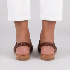 Retro delle slingback marroni con cinturino sottile sul tallone e suola bassa