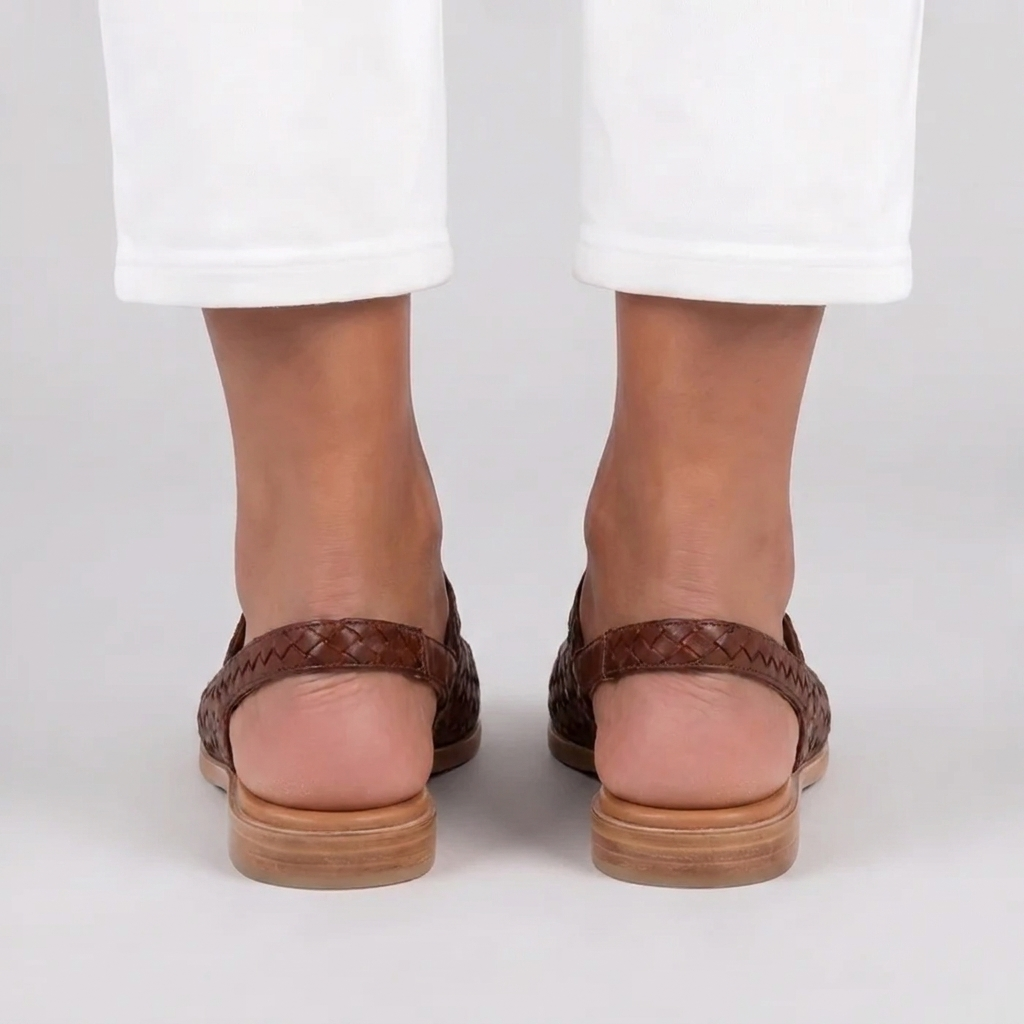 Retro delle slingback marroni con cinturino sottile sul tallone e suola bassa