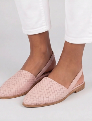 Slingback rosa intrecciate abbinate a pantaloni bianchi, con punta affusolata elegante