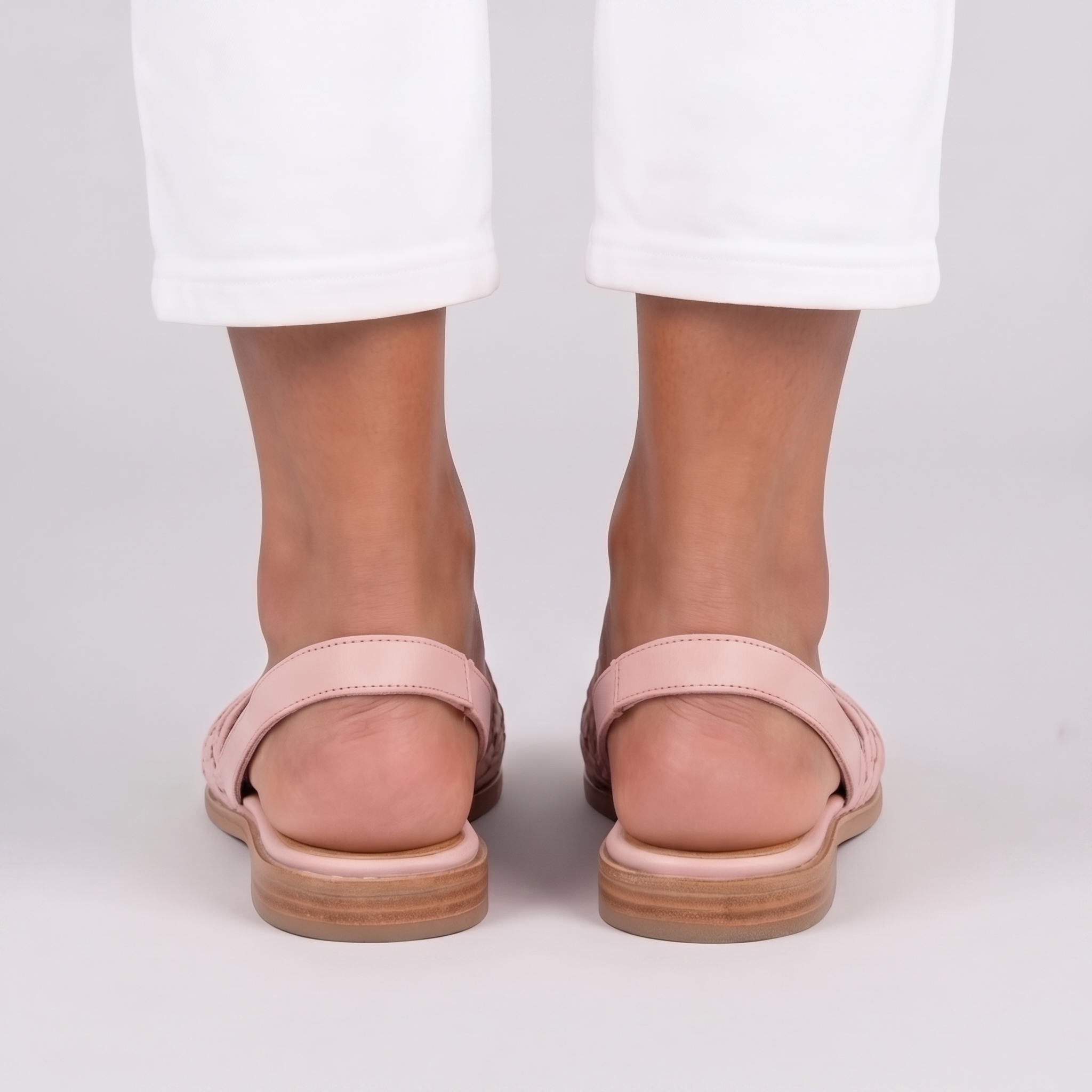Retro delle slingback rosa con cinturino sul tallone e suola naturale