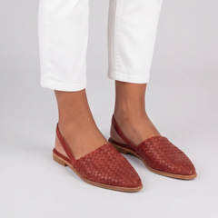 Slingback rosse intrecciate con punta affusolata e cinturino sul tallone