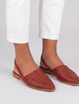 Slingback rosse intrecciate con punta affusolata e cinturino sul tallone