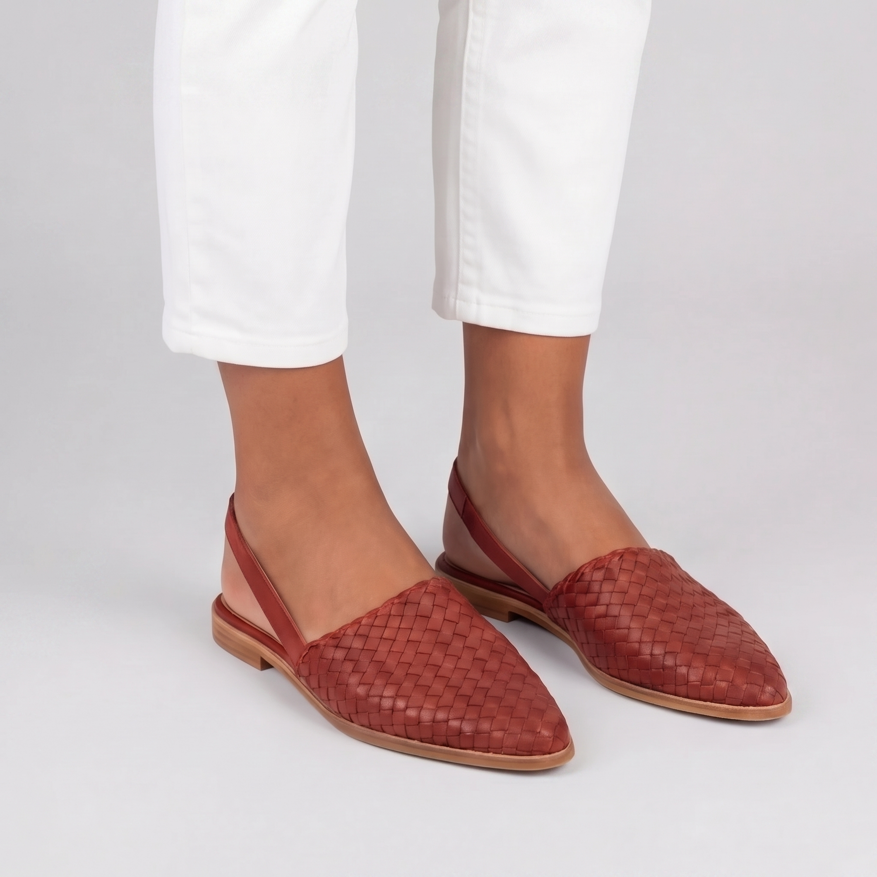 Slingback rosse intrecciate con punta affusolata e cinturino sul tallone
