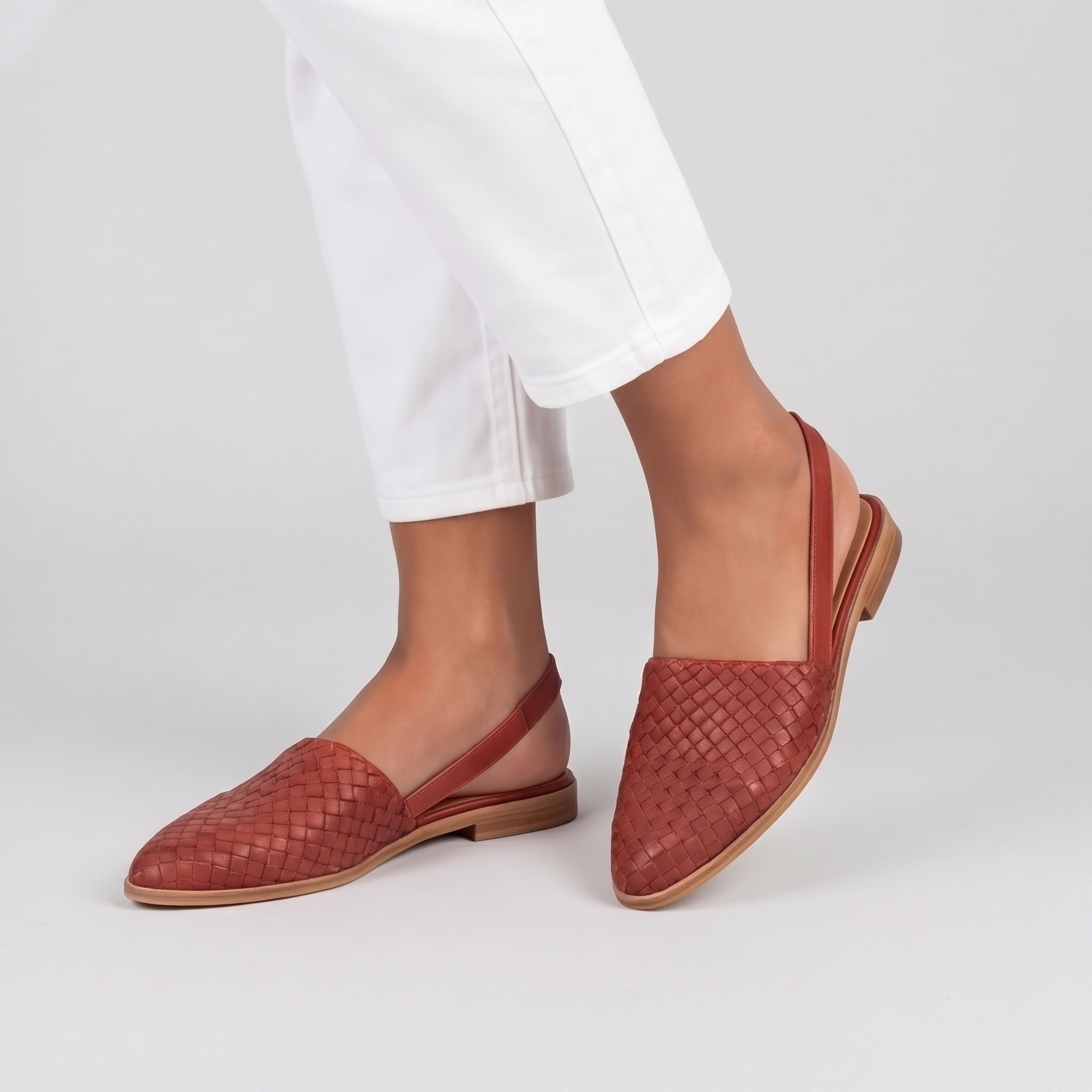 Slingback rosse di profilo con suola chiara e tacco basso