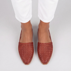 Vista dall'alto delle slingback rosse con intreccio fitto sulla punta