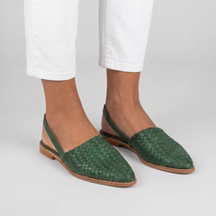 Slingback verdi intrecciate con punta affusolata e cinturino posteriore in tinta