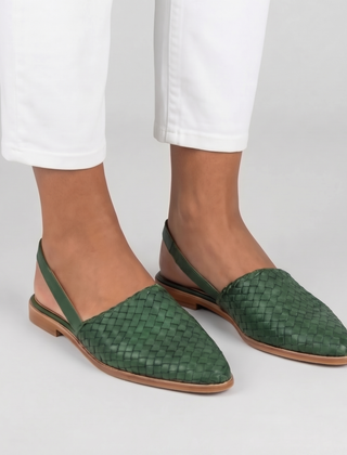 Slingback verdi intrecciate con punta affusolata e cinturino posteriore in tinta