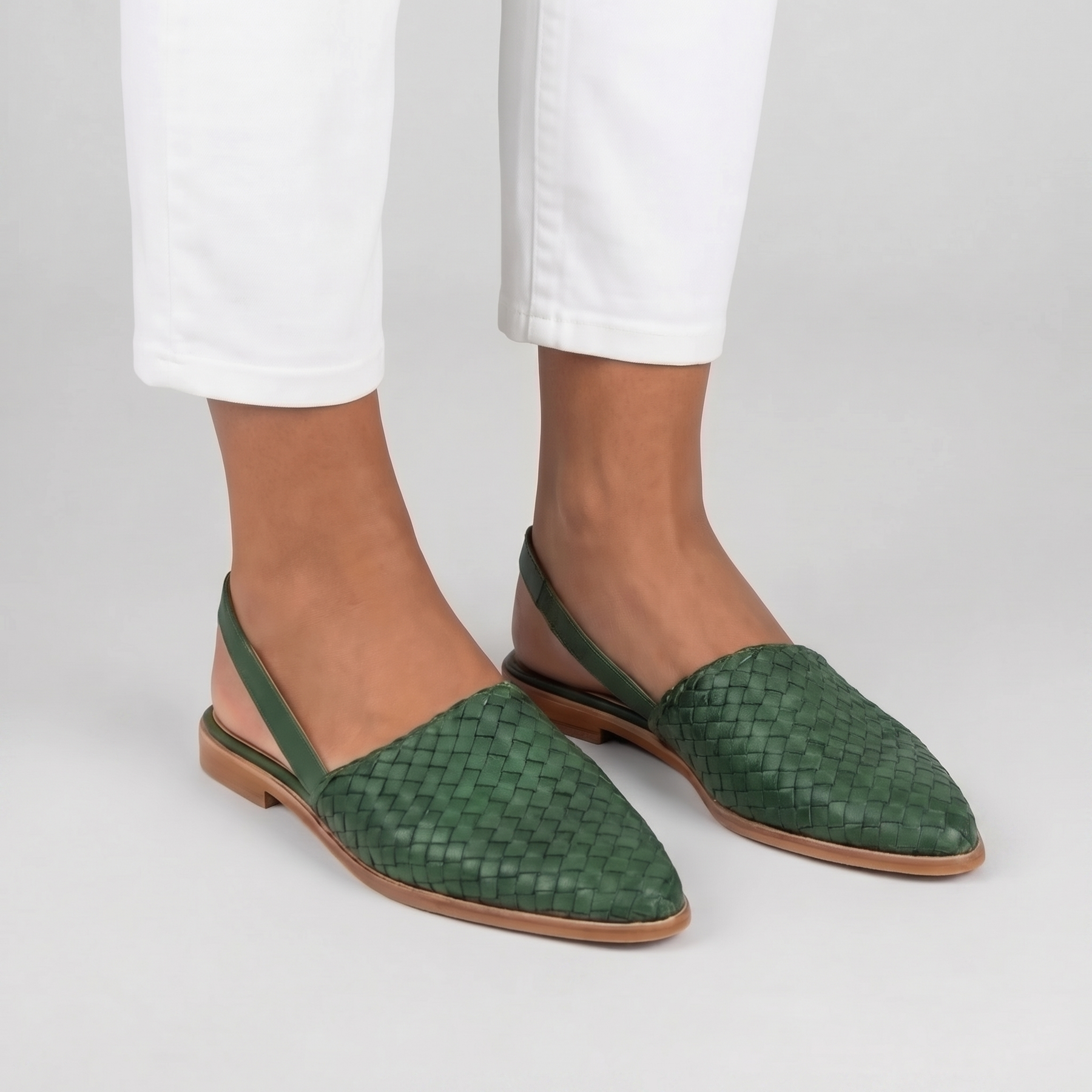 Slingback verdi intrecciate con punta affusolata e cinturino posteriore in tinta