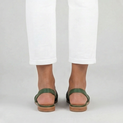 Retro delle slingback verdi con cinturino sul tallone e tacco basso