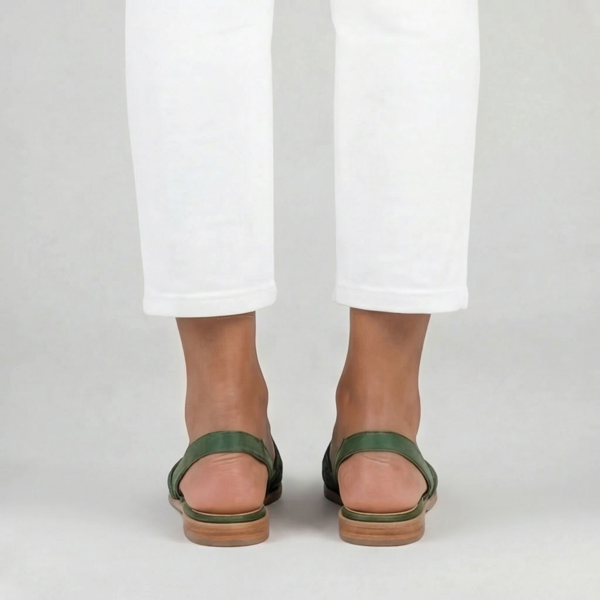 Retro delle slingback verdi con cinturino sul tallone e tacco basso