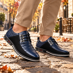 Scarpe basse uomo blu con inserti neri e ganci metallici sui lacci