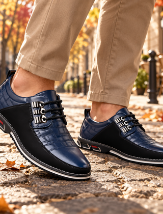 Scarpe basse uomo blu con inserti neri e ganci metallici sui lacci