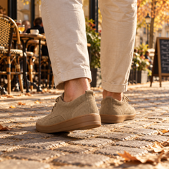 Scarpe uomo beige viste da dietro con tallone e suola a contrasto