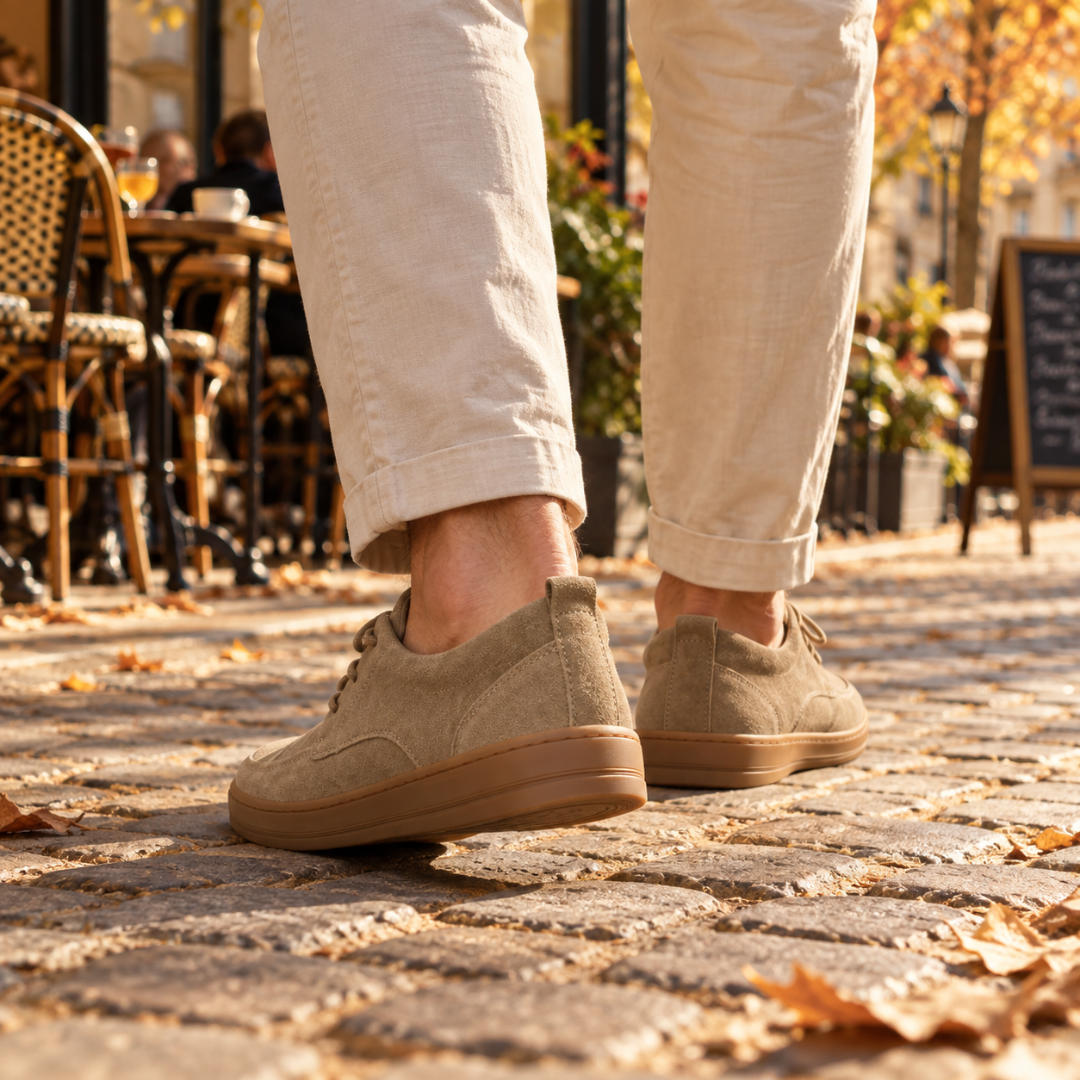 Scarpe uomo beige viste da dietro con tallone e suola a contrasto