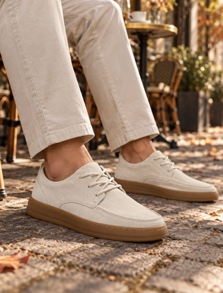 Scarpe stringate uomo bianche con suola caramello e cucitura sulla punta