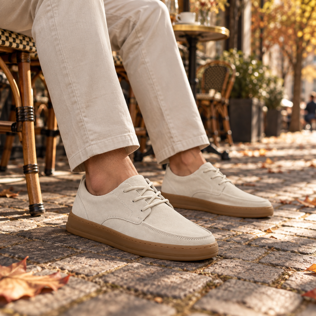 Scarpe stringate uomo bianche con suola caramello e cucitura sulla punta