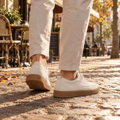 Scarpe uomo bianche viste di lato con tallone rialzato e suola caramello