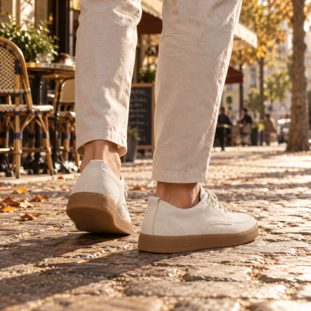 Scarpe uomo bianche viste di lato con tallone rialzato e suola caramello