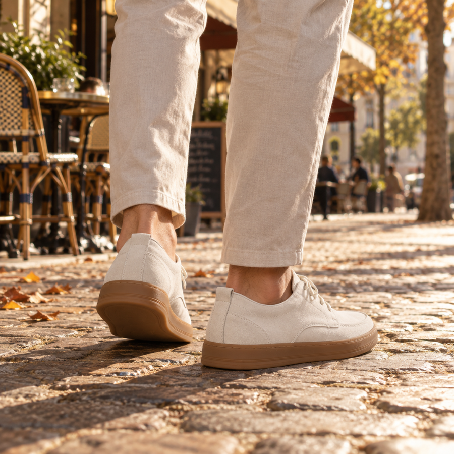 Scarpe uomo bianche viste di lato con tallone rialzato e suola caramello