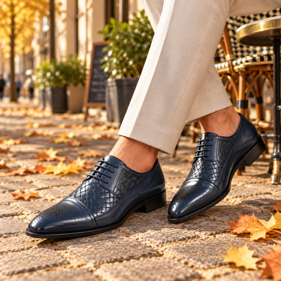 Dettaglio laterale delle scarpe stringate blu con lacci e punta a mascherina traforata