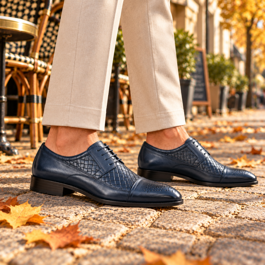 Scarpe uomo blu viste dall'alto con trama intrecciata sul collo del piede