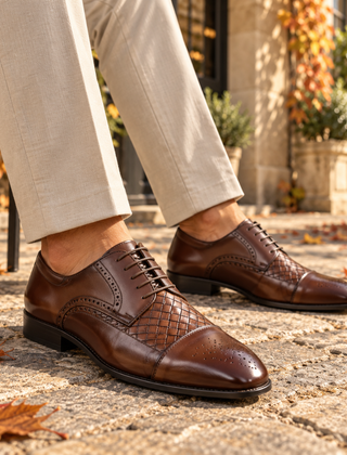 Scarpe stringate uomo marroni con inserto intrecciato e traforature sulla punta