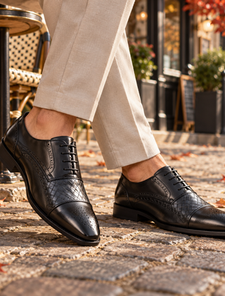 Scarpe stringate uomo nere con trama intrecciata, lacci e finitura lucida