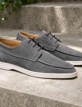 Scarpe stringate uomo grigie con lacci scuri e suola bianca bassa