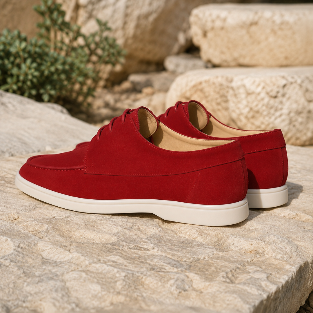 Vista posteriore delle scarpe rosse da uomo con tallone tondo e suola bianca