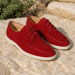 Scarpe stringate rosse da uomo dall'alto con lacci allacciati e punta affusolata