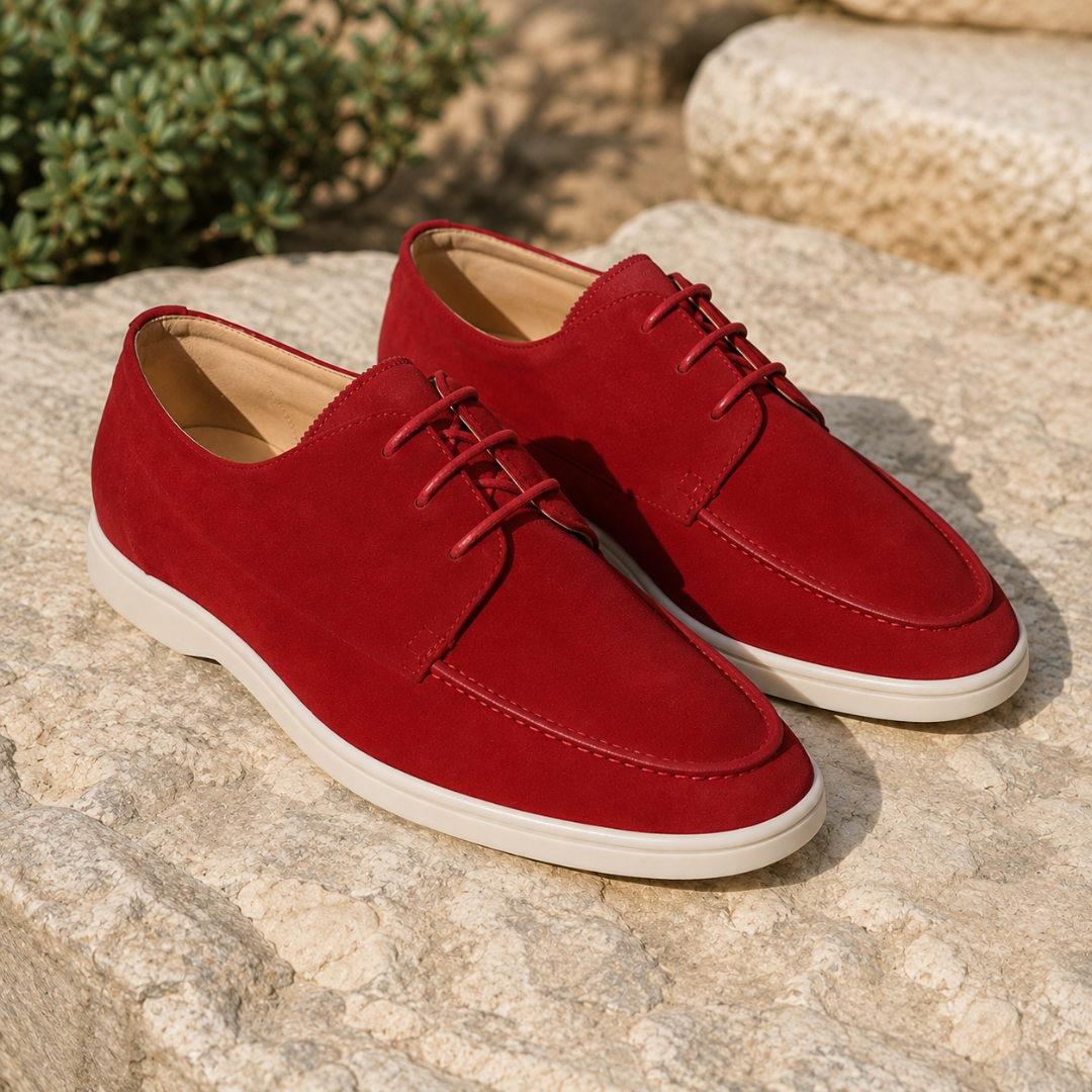 Scarpe stringate rosse da uomo dall'alto con lacci allacciati e punta affusolata