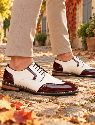 Scarpe derby uomo bianco e rosso con punta lucida e fori decorativi brogue