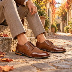 Derby uomo marroni con lacci e bordo suola a contrasto indossate su pantaloni beige