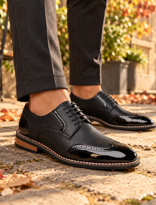 Scarpe derby uomo nere con punta lucida a coda di rondine e fori brogue