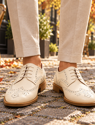Scarpe uomo brogue bianche con forature decorative sulla punta e suola chiara