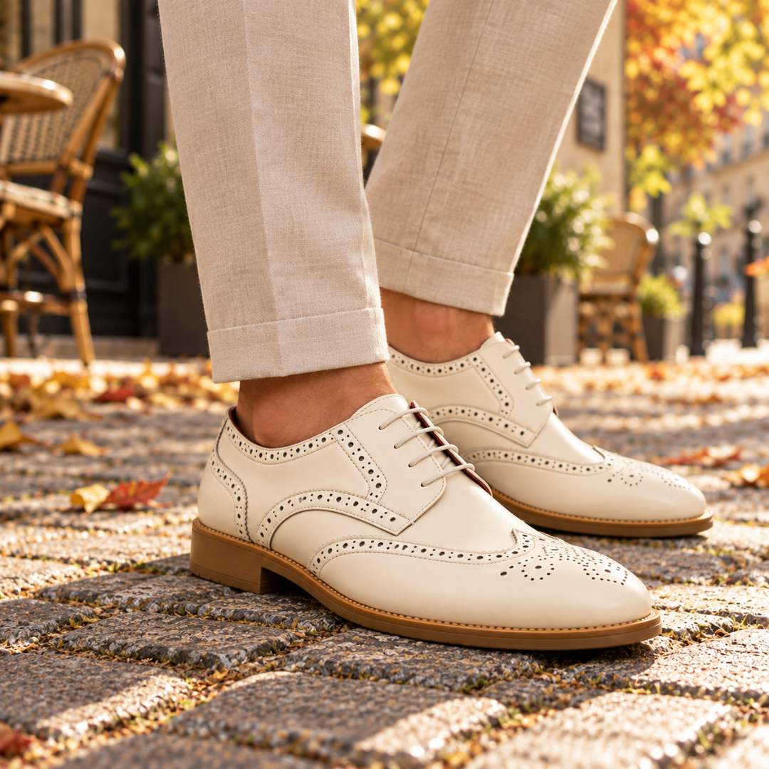 Scarpe stringate uomo bianche con quattro occhielli e bordi dentellati