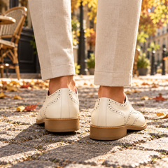 Retro delle scarpe brogue uomo bianche con tacco piatto e cuciture a vista