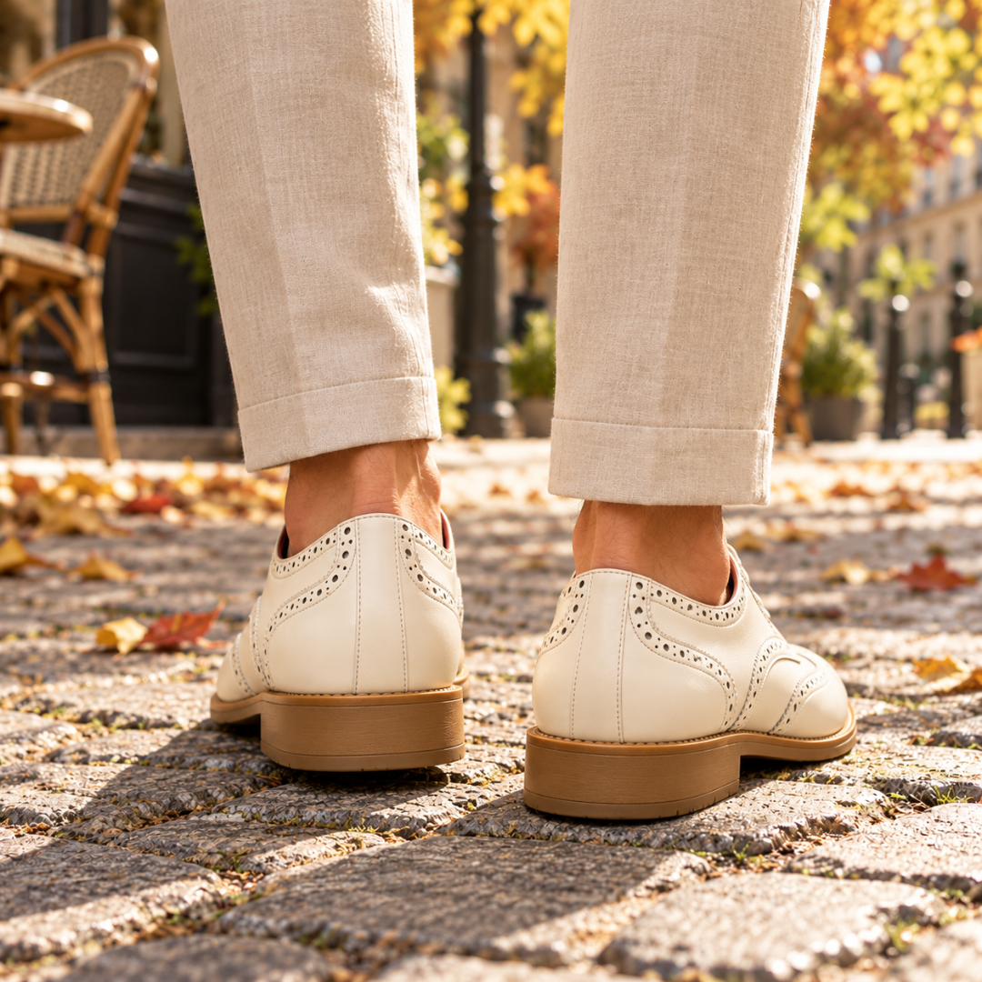 Retro delle scarpe brogue uomo bianche con tacco piatto e cuciture a vista