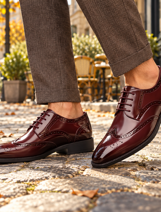 Scarpe brogue uomo marrone dall'aspetto lucido con punta ad ala traforata