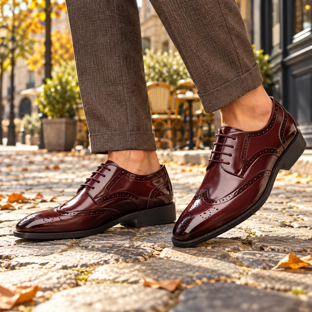 Scarpe brogue uomo marrone dall'aspetto lucido con punta ad ala traforata