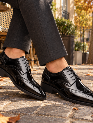 Scarpe uomo brogue nere dall'aspetto lucido con lacci e punta decorata
