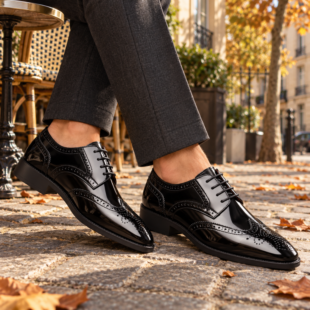 Scarpe uomo brogue nere dall'aspetto lucido con lacci e punta decorata