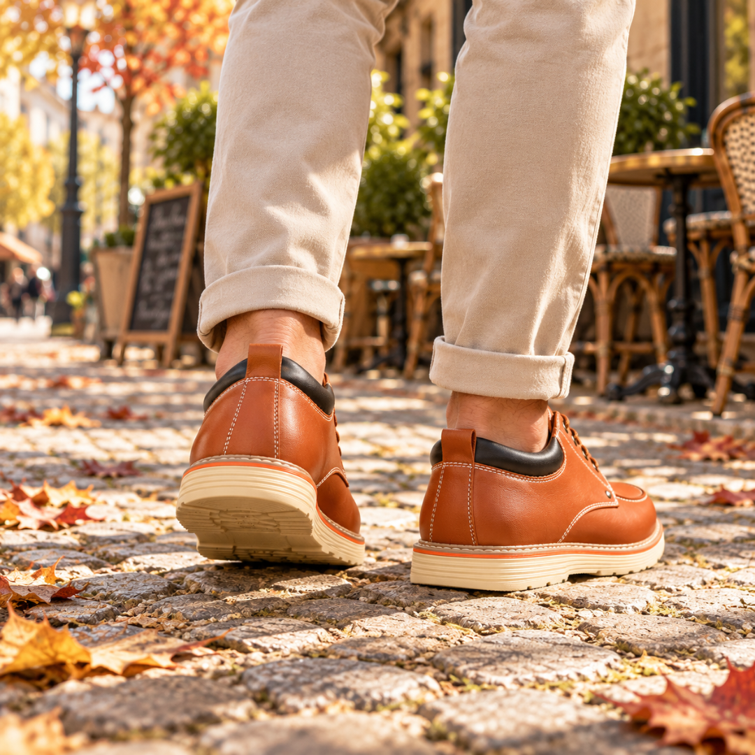 Retro delle scarpe uomo marroni con tirante al tallone e inserto scuro sul collo