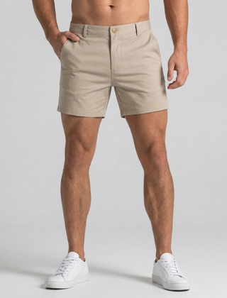 Shorts uomo beige corti con tasche laterali e chiusura a bottone, vista frontale