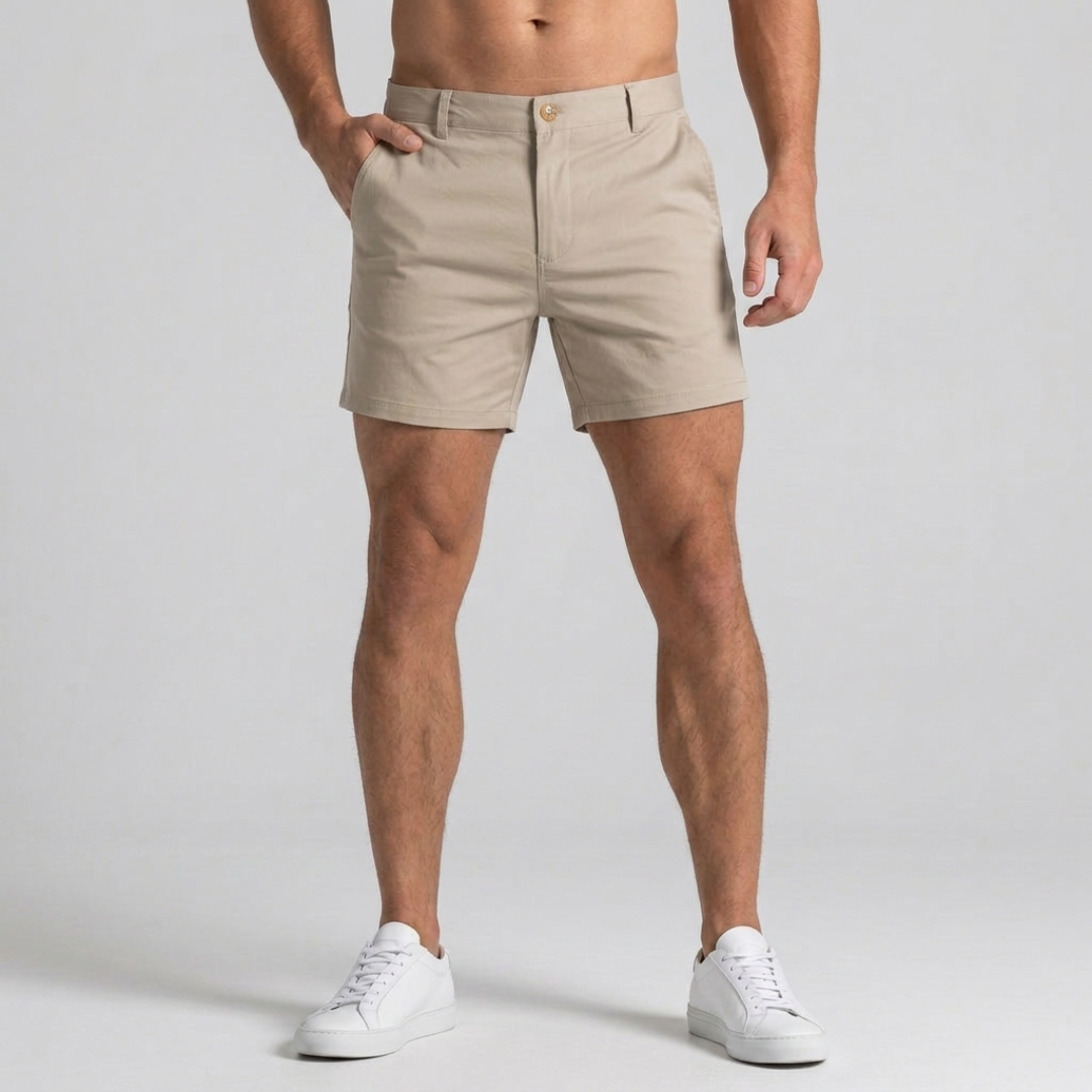 Shorts uomo beige corti con tasche laterali e chiusura a bottone, vista frontale