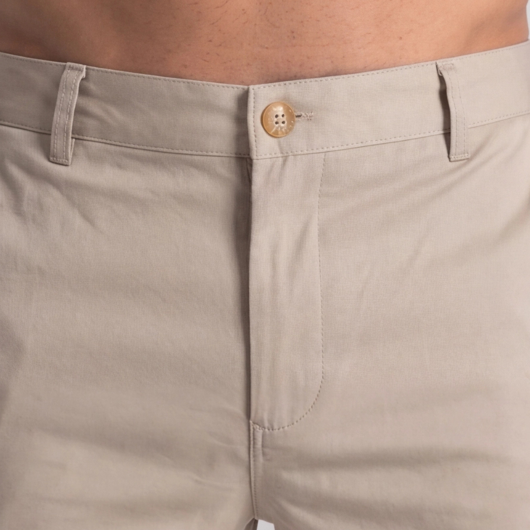 Dettaglio della vita degli shorts uomo beige con passanti e chiusura a bottone