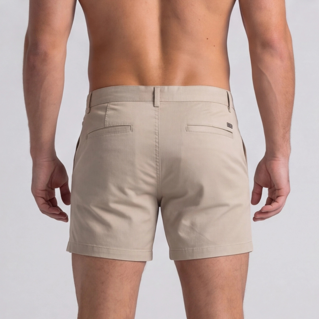 Retro degli shorts uomo beige con due tasche profilate e passanti in vita